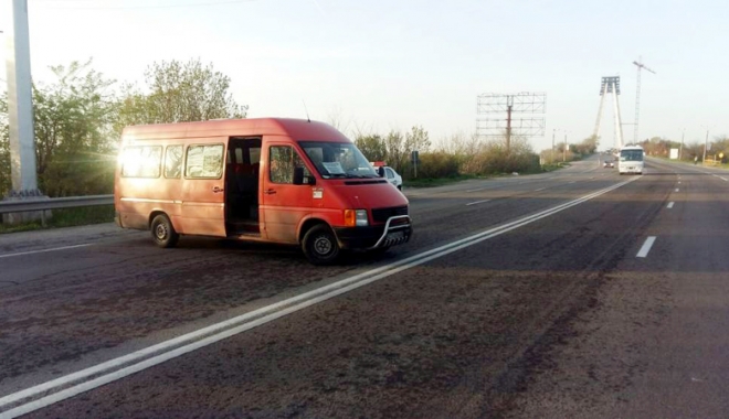 Șoferul unui microbuz a blocat circulația pe podul Agigea - suparat-1493743097.jpg