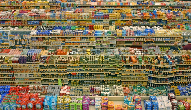 Jale în magazine și supermarketuri. Tone de alimente stricate, confiscate și distruse - supermarket-1496161891.jpg