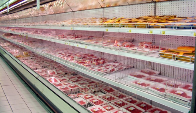 Goana după carne stricată. Toate hipermarketurile din Constanța, verificate la sânge - supermarketuricontroale-1394733474.jpg