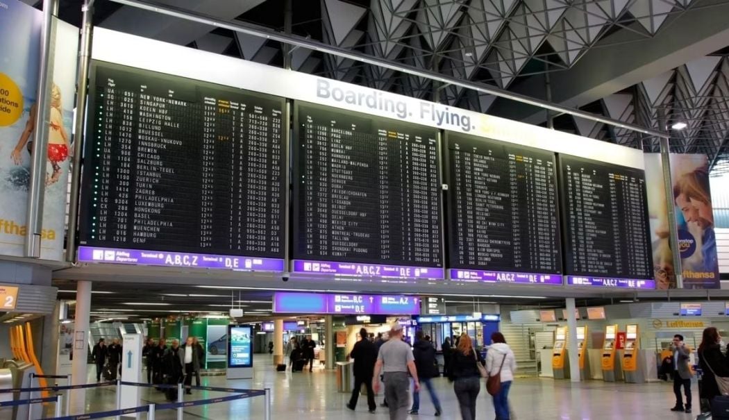 Suporterii români blocați pe aeroportul din Frankfurt. Tarom nu a oferit nicio explicație