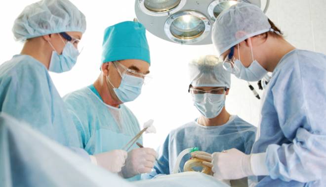 Premieră mondială: transplant de ficat între doi pacienți infectați cu HIV - surgery-1459406687.jpg