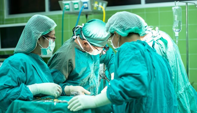 Transplantul de plămâni, premiera europeană în tratarea unui bolnav de COVID-19 - surgerylung-1590419170.jpg