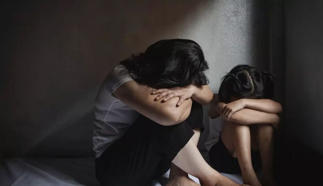 Două surori minore, agresate sexual de verișorul lor și de tatăl acestuia. Cei doi bărbați, arestați - surori-1749214198.jpg