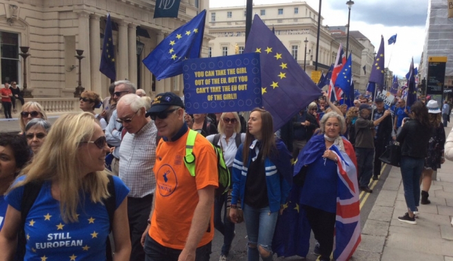 GALERIE FOTO / Mii de londonezi protestează, sâmbătă, împotriva Brexitului - sursc4833atwitter639146-1504976378.jpg