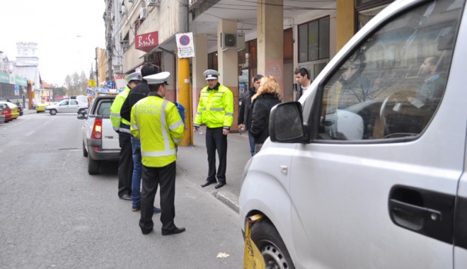 Imagini INCREDIBILE în centrul Constanței / Agresat de polițiști pentru că a parcat neregulamentar VIDEO - sus-1321472538.jpg