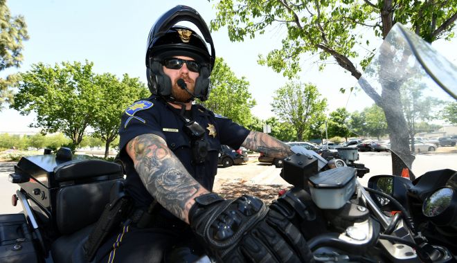 Semnal transmis către autorități: de ce nu pot să devină polițiști tinerii cu tatuaje? - sus-1629032843.jpg