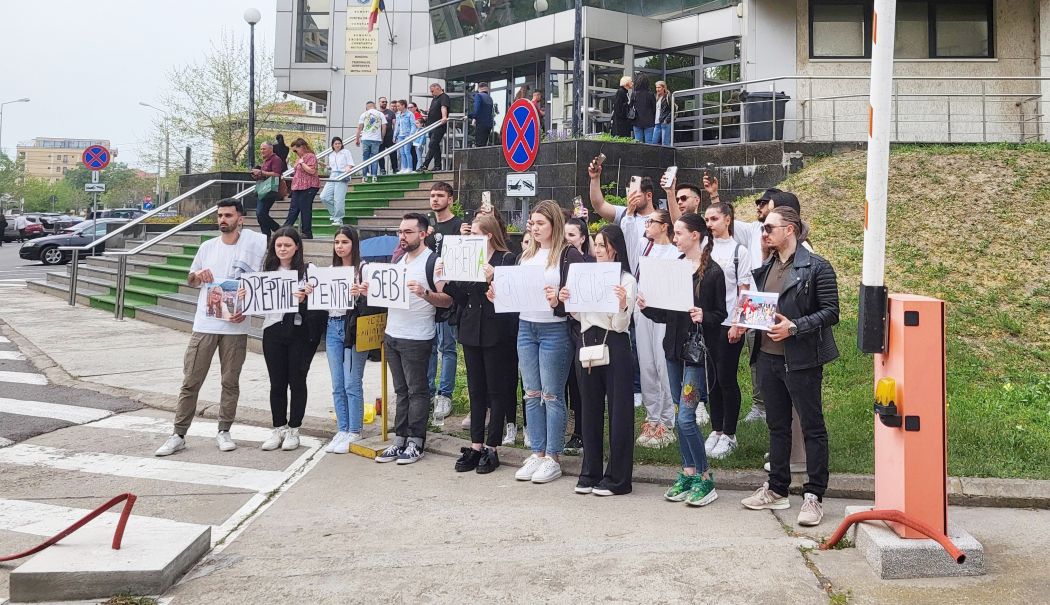 Cazul Vlad Pascu. Studenții din Constanța au protestat în fața Tribunalului: 