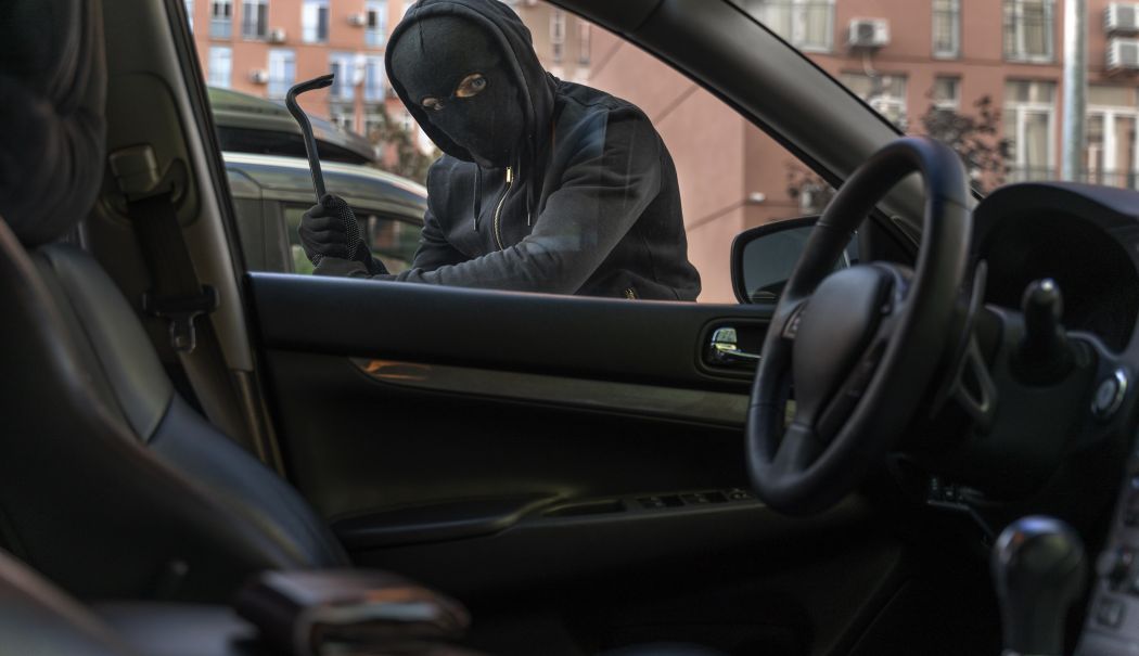 Gelozia i-a luat mințile! Un agent de pază a distrus mașina greșită, crezând că este a iubitului fostei concubine