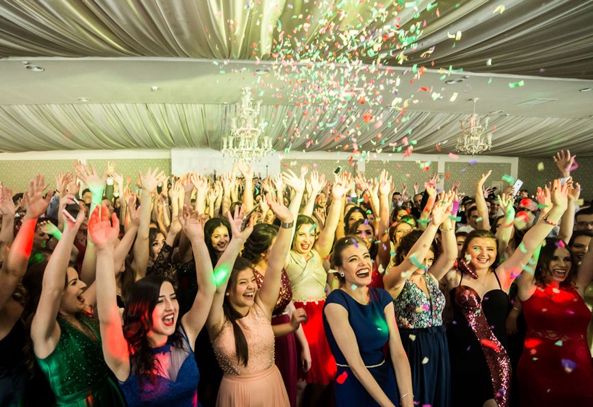 Până la examenele naționale, să vină banchetul! Visul adolescenților, coșmarul financiar al părinților!