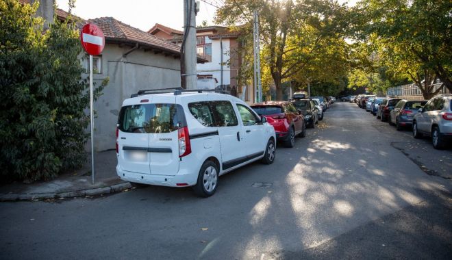 Staționarea cu motorul pornit, la un pas să fie interzisă! Legea a trecut tacit de Senat