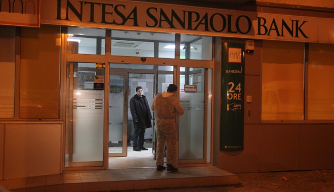 VEZI AICI CUM SE JEFUIEȘTE O BANCĂ LA CONSTANȚA / VIDEO - suspectibancasanpaolo3-1335467813.jpg