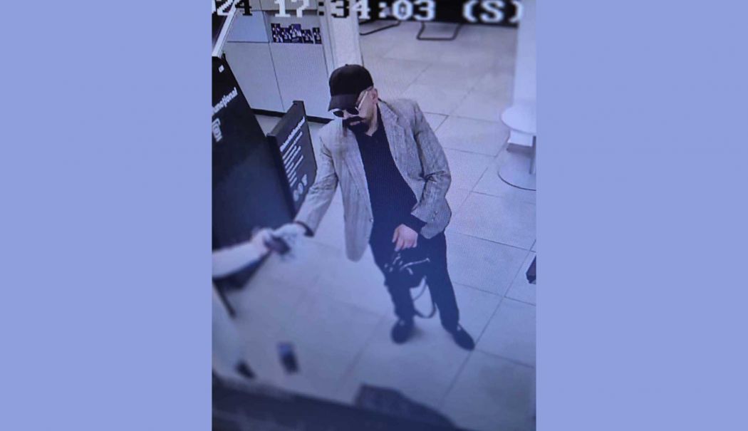 Bărbatul care a încercat să jefuiască o agenţie bancară a fost identificat şi dus la audieri - suspecttentativadejafiasi-1728057900.jpg