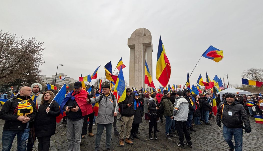 Tensiuni la Alba Iulia de 1 Decembrie. Incidente la Monumentul Unirii - sustinatoricalingeorgescualbaiul-1764583566.jpeg