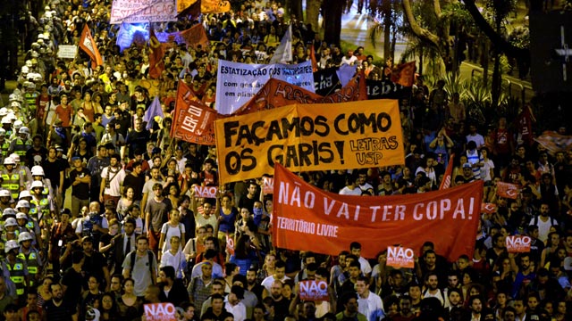 Sute de persoane au manifestat împotriva Cupei Mondiale, la Sao Paulo - sute-1394813986.jpg