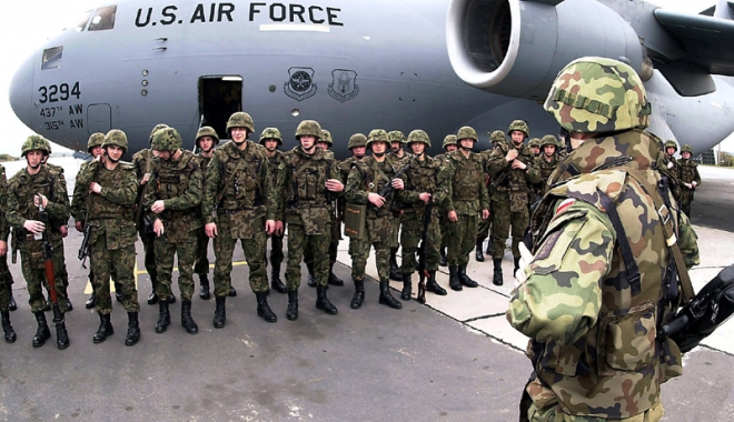 Sute de militari americani sosesc la Baza Aeriană 