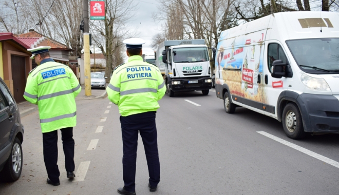 Sute de polițiști constănțeni, prezenți în stradă, în acest week-end - sute-1491577844.jpg