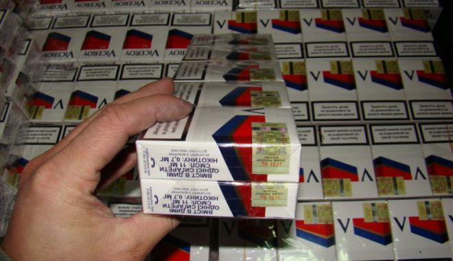 Sute de pachete de țigări netimbrate, vândute în zona Pieței Abator - sute-1521388853.jpg