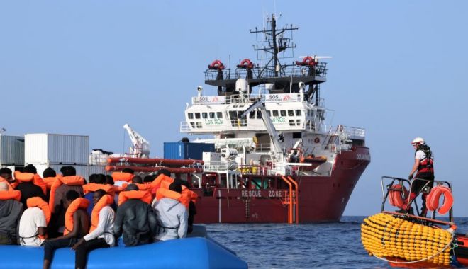 Sute de migranți salvați din Marea Mediterană așteaptă să ajungă în Europa - sute-1580245878.jpg