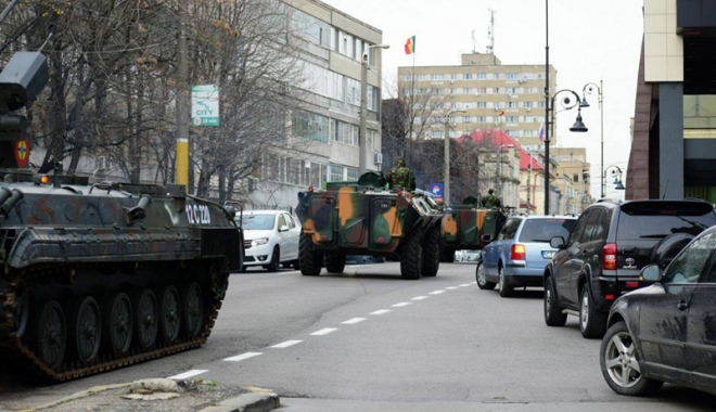 Sute de militari  se pregătesc  de defilarea oficială, pe bulevardul Tomis - sute1-1511881357.jpg