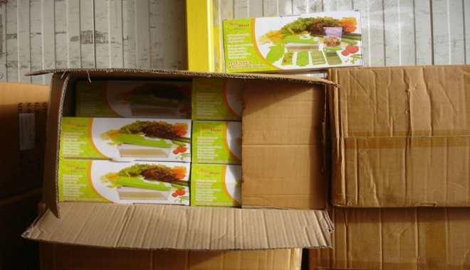 Sute de bunuri contrafăcute, confiscate  în Portul Constanța - sutede1-1513182059.jpg