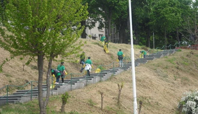 Platformele de deșeuri din cartierele Tomis III și Tomis Nord, curățate și igienizate - sutedekgdedeseuri1431952535-1461676288.jpg