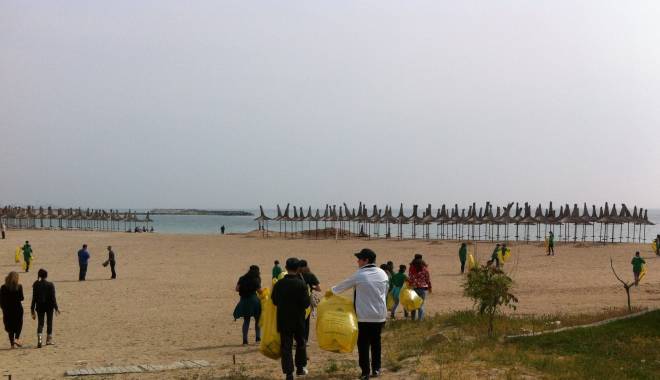 Galerie foto. Sute de kg de deșeuri colectate de voluntari de pe plaja din Mangalia - sutedekgdedeseuri2-1431952559.jpg