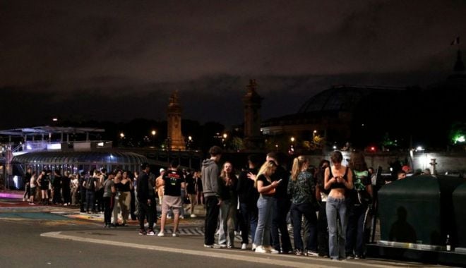 Sute de tineri au fost alungaţi în forţă din centrul Parisului - sutedetineri-1623595826.jpg