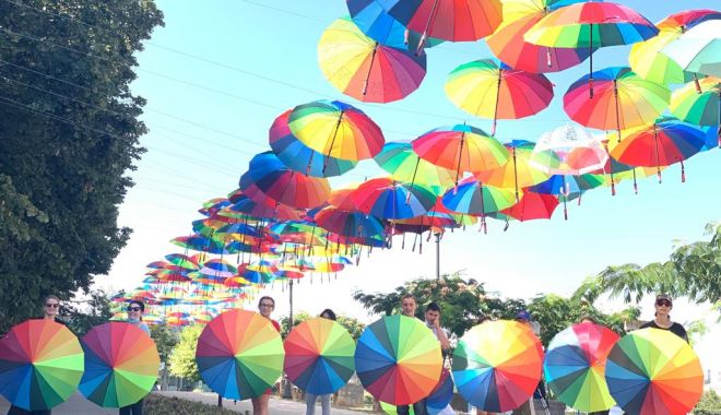 Sute de umbrele multicolore, vedete în Piața Ovidiu - sutedeumbrele-1597398330.jpg