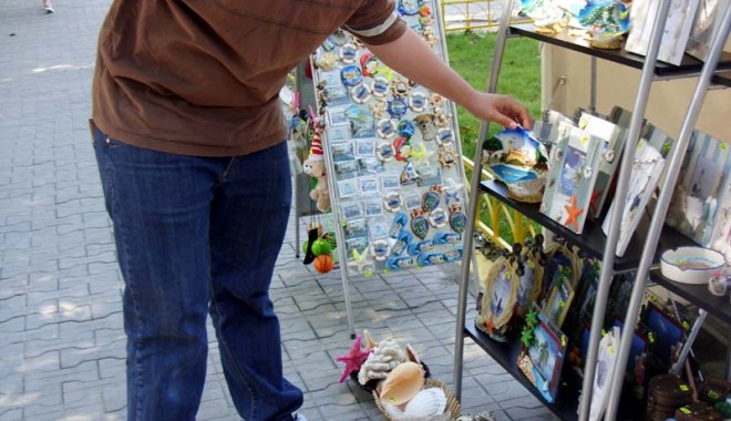 Comercianții rămân fără bani în buzunare - suveniruri-1309970180.jpg