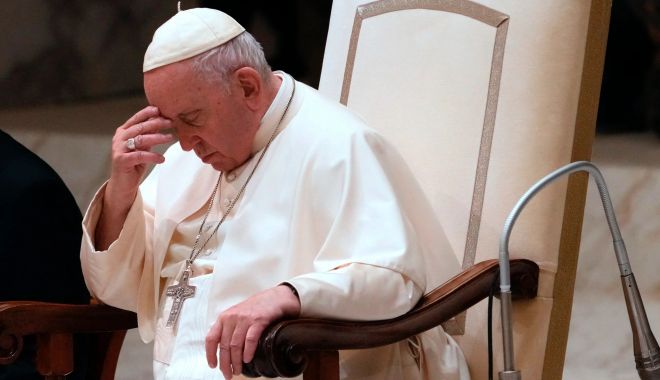 Papa Francisc a fost internat din nou la spital