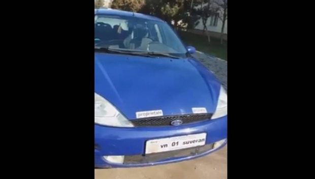 Cu permisul suspendat, prins conducând o mașină cu plăcuțe pe care scria 