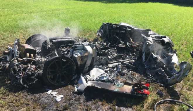 ACCIDENT GRAV PE AUTOSTRADĂ! S-a ales cu un morman de fiare, la o oră după ce și-a luat bolidul de lux - swnsferraricrash0295526300-1501232802.jpg