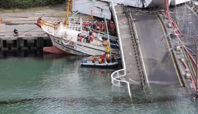 VIDEO ȘOCANT! Un pod de 104 metri se prăbușește peste bărcile din port - t15699123385d92f612521a610625800-1569930651.jpg