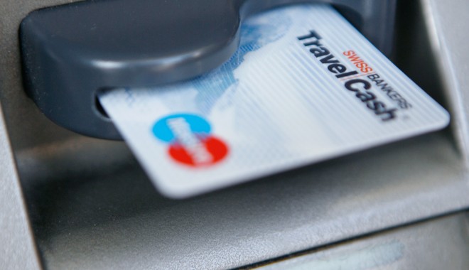 Constănțeni reținuți de poliție pentru că au spart 22 de bancomate - tabancomat-1355527877.jpg