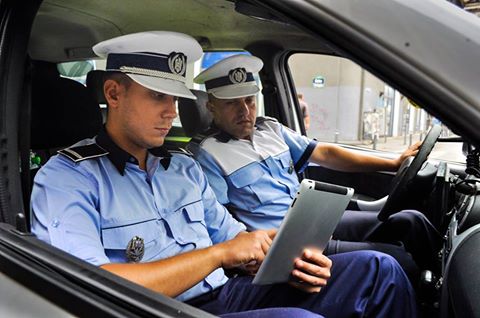 De-a râsul-plânsul! Autospecialele de Poliție sunt bombe pe roți, dar agenții primesc tablete - tabletepolitisti-1471602909.jpg