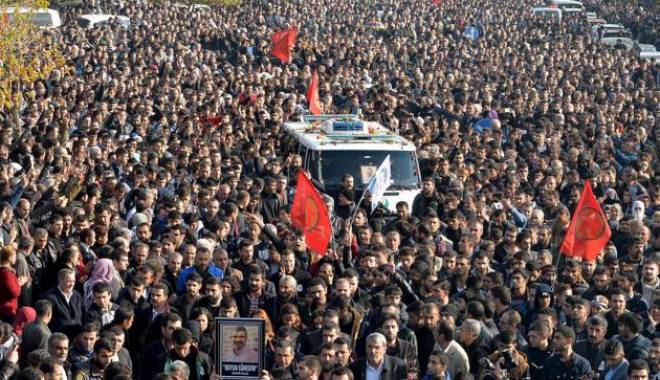 50.000 de oameni la înmormântarea avocatului prokurd asasinat în Turcia - tahirelci-1448824580.jpg