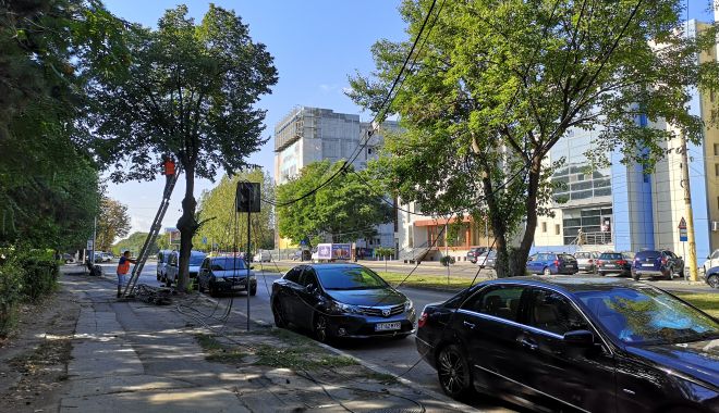 Dispar cablurile de pe stâlpii de pe bulevardul Mamaia - taierecablurisept20194-1568023123.jpg