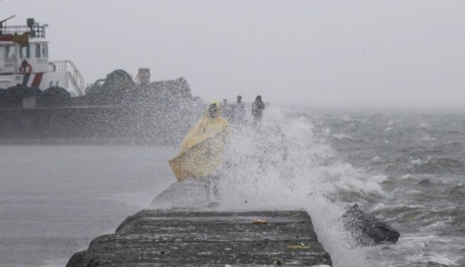 AVERTIZARE METEO DE PLOI ȘI VIJELII / Activitate paralizată în porturile constănțene - taifun2987315001467876204-1476687545.jpg