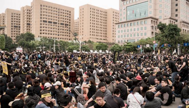Protest față de modificarea manualelor. Studenții au ieșit în stradă - taiwanprotestetaipeh-1438346653.jpg