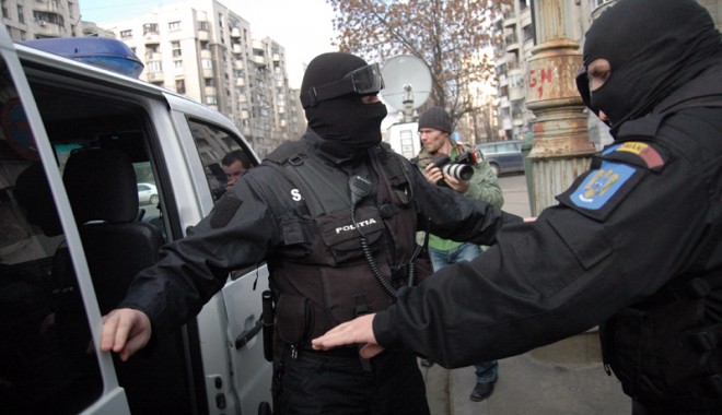 Tâlharii care jefuiau prostituatele din Constanța, săltați de polițiști - talharicarejefuiauprostituatecop-1399565869.jpg