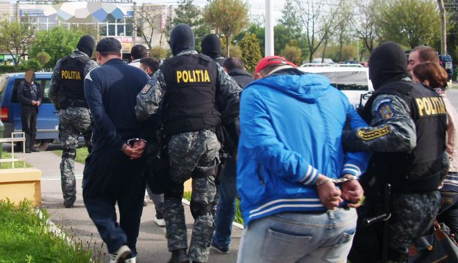 Tâlhari reținuți: atacau victimele în plină stradă, pentru telefoanele mobile! - talhariretinuti-1603210681.jpg
