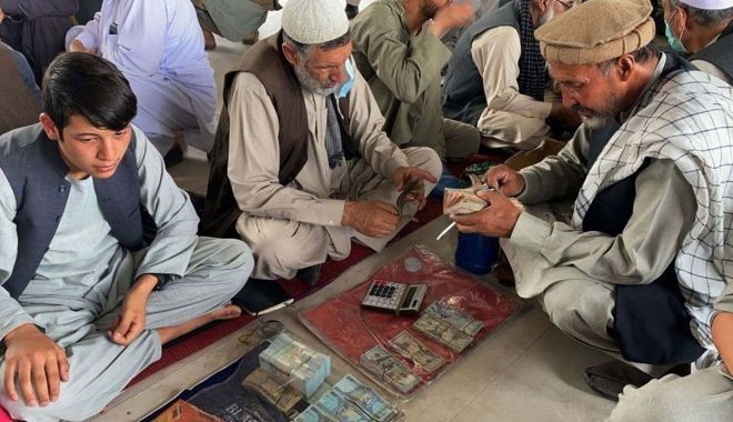 Talibanii au interzis folosirea banilor străini în Afganistan - talibaniiauinterzisfolosireabani-1635947705.jpg