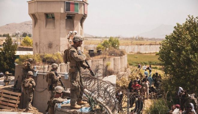 20 de persoane au murit, într-o săptămână, în haosul de la aeroportul din Kabul - talibanirazboi-1629725961.jpg