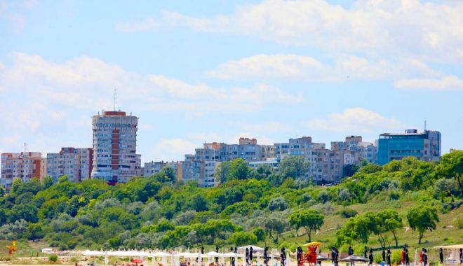 Taluzul dinspre plajele din Constanța este igienizat în ritm accelerat - taluz2-1594739790.jpg