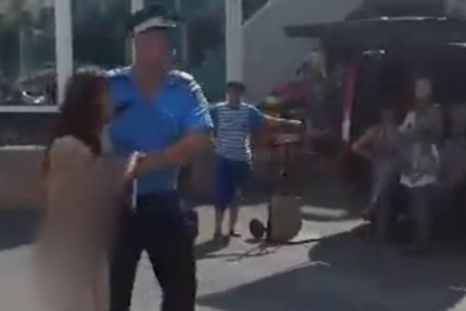 UMILINTĂ DE NEIMAGINAT! Tânără OBLIGATĂ SĂ SE DEZBRACE și să se plimbe goală pe stradă - tama-1502553953.jpg