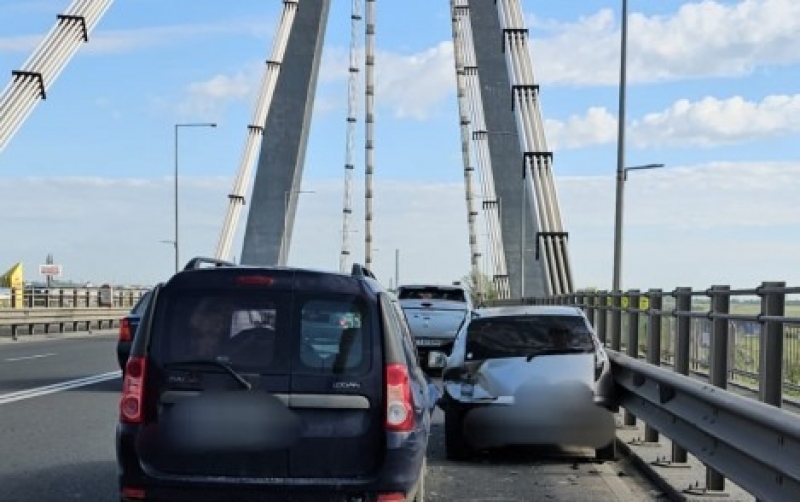 Șofer neatent, a intrat cu autoturismul în mașina sinucigașului, lăsată pe podul de la Agigea