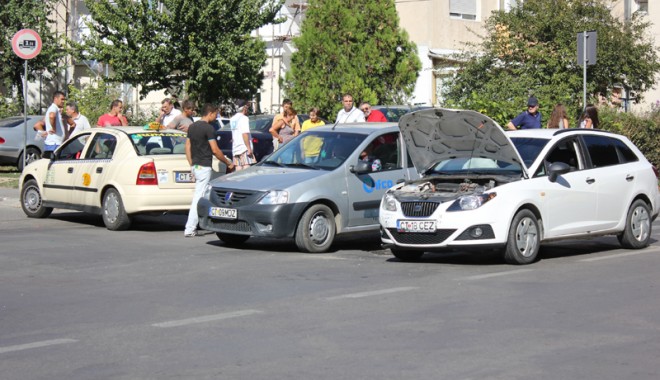 Accidentele rutiere s-au ținut lanț în Constanța - tamponarestreliberaricutezatori1-1346696340.jpg