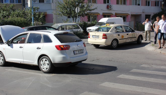 Accidentele rutiere s-au ținut lanț în Constanța - tamponarestreliberaricutezatori1-1346696348.jpg
