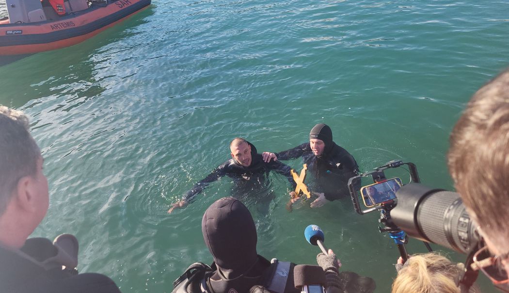 Un profesor, un inginer contructor și un tânăr sportiv sunt cei trei temerari care au scos crucile din mare, de Bobotează