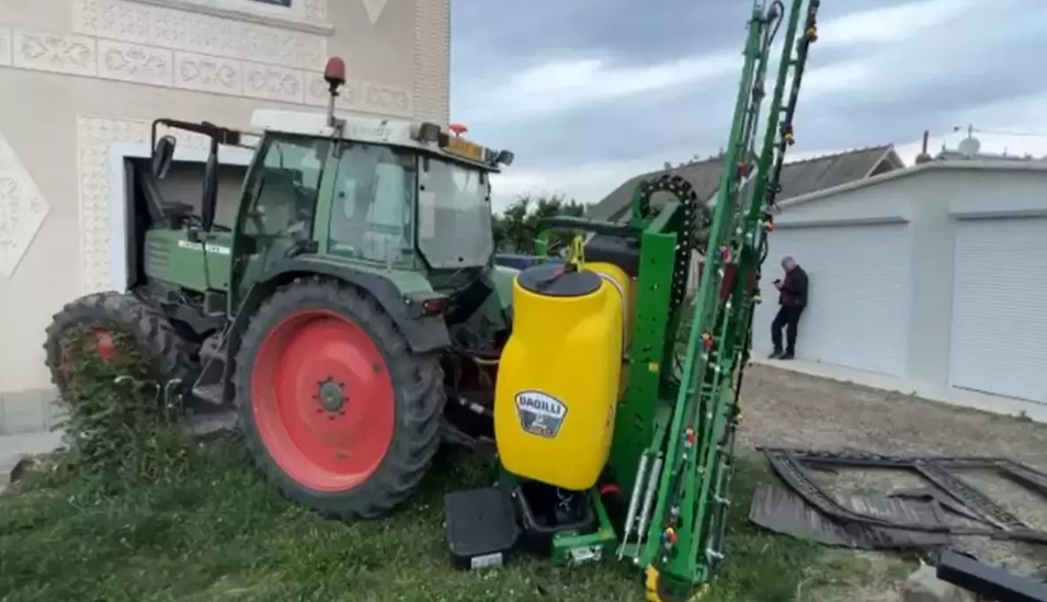 Accident grav. Un tânăr a fost lovit de tractorul condus de primar